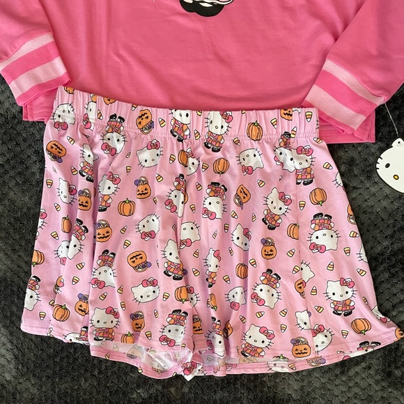 NWT•Sanrio Hello Kitty Fall Theme Pajama Set. Small (pit to pit 20.5 in) - Picture 9 of 13